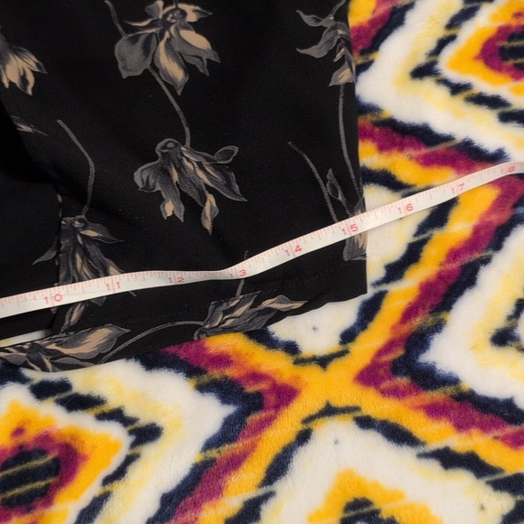 Banana Republic 100% silk and 100% silk lining wrap around skirt black floral 2 - Picture 6 of 6